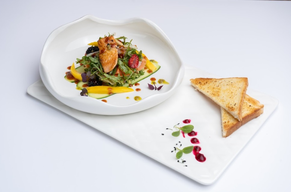 سلطة الافوكادو والسلمون