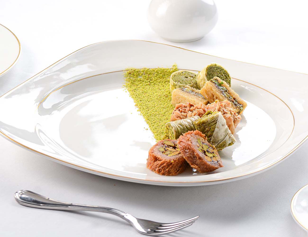 طبق حلويات شرقية مشكلة