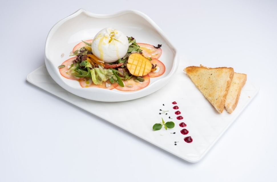 سلطة تروبيكال بوراتا