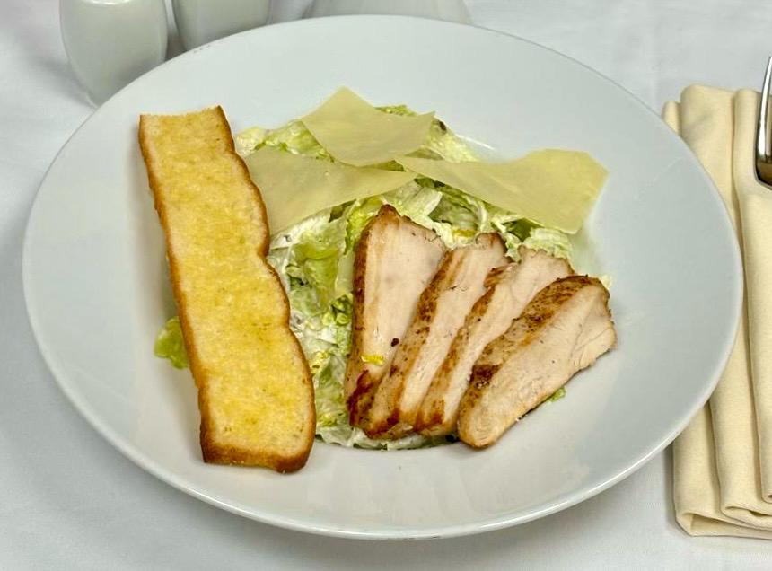 سلطة القيصر مع دجاج مشوي