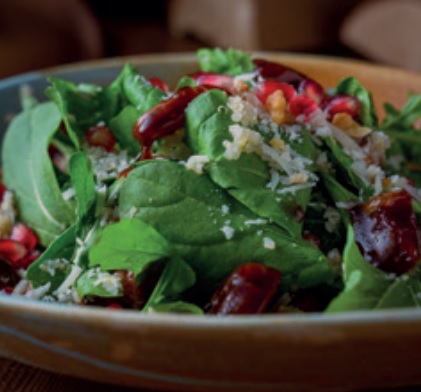 سلطة الروكا مع التمر و الكينوا